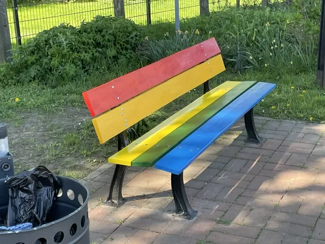 Neu gestrichene Bank an der Lore in Regenbogenfarben