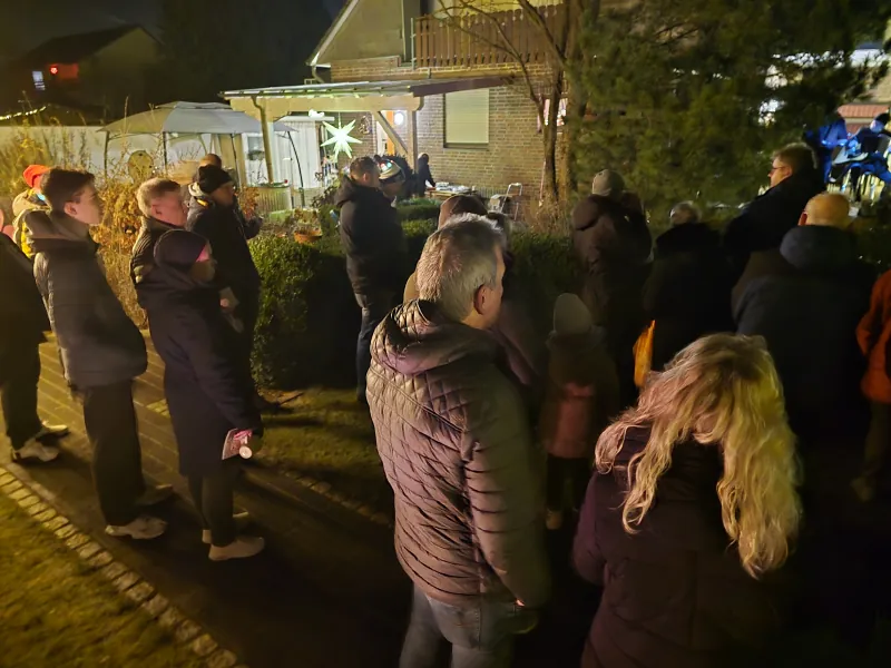 Besucherinnen und Besucher beim lebendigen Adventskalender in Adenstedt