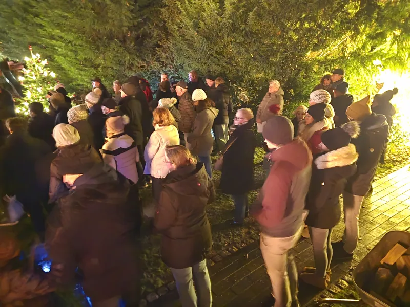 Viele Gäste beim lebendigen Adventskalender in Adenstedt