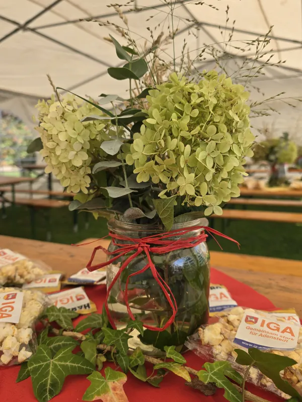 Sommerliche Tischdekoration mit Hortensie beim Sommerfest