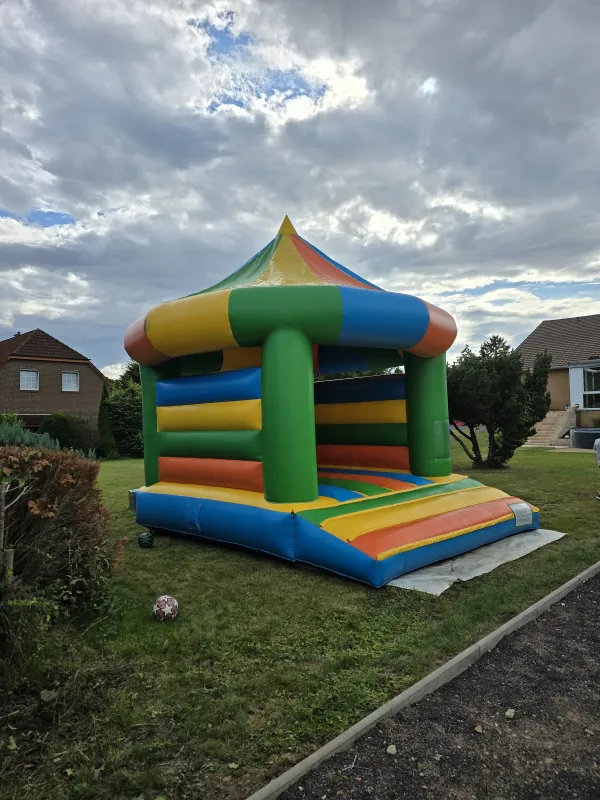 Hüpfburg auf dem Festgelände beim Sommerfest
