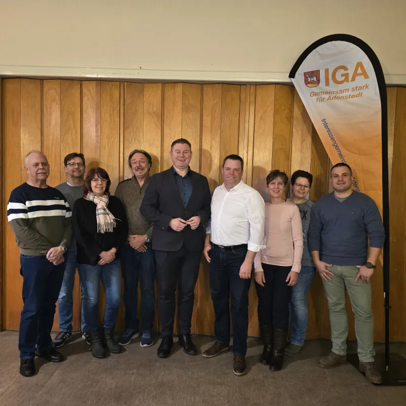 Mitglieder der IGA mit Nils Neuhäuser genannt Holtbrügge vor dem IGA-Aufsteller